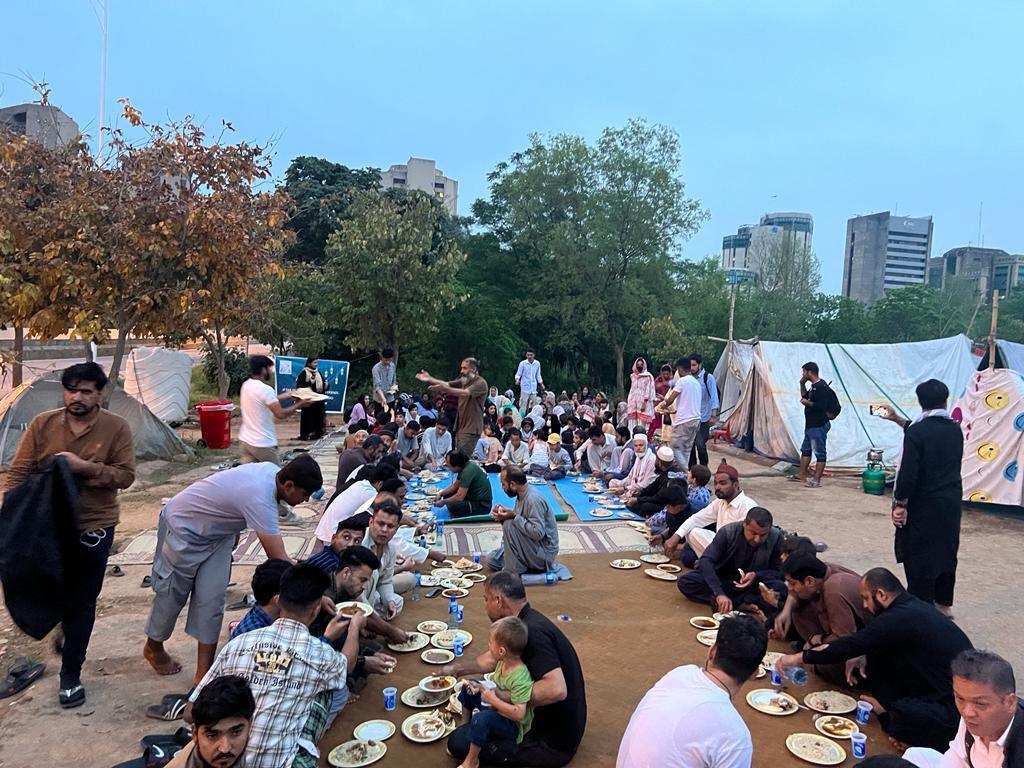 In Ländern Asiens mit muslimischer Mehrheit bieten für die Ärmeren während des Ramadan Abendessen an